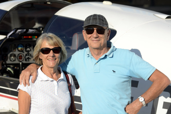Denise et Denis au soleil aprs leur vol  bord du PJ