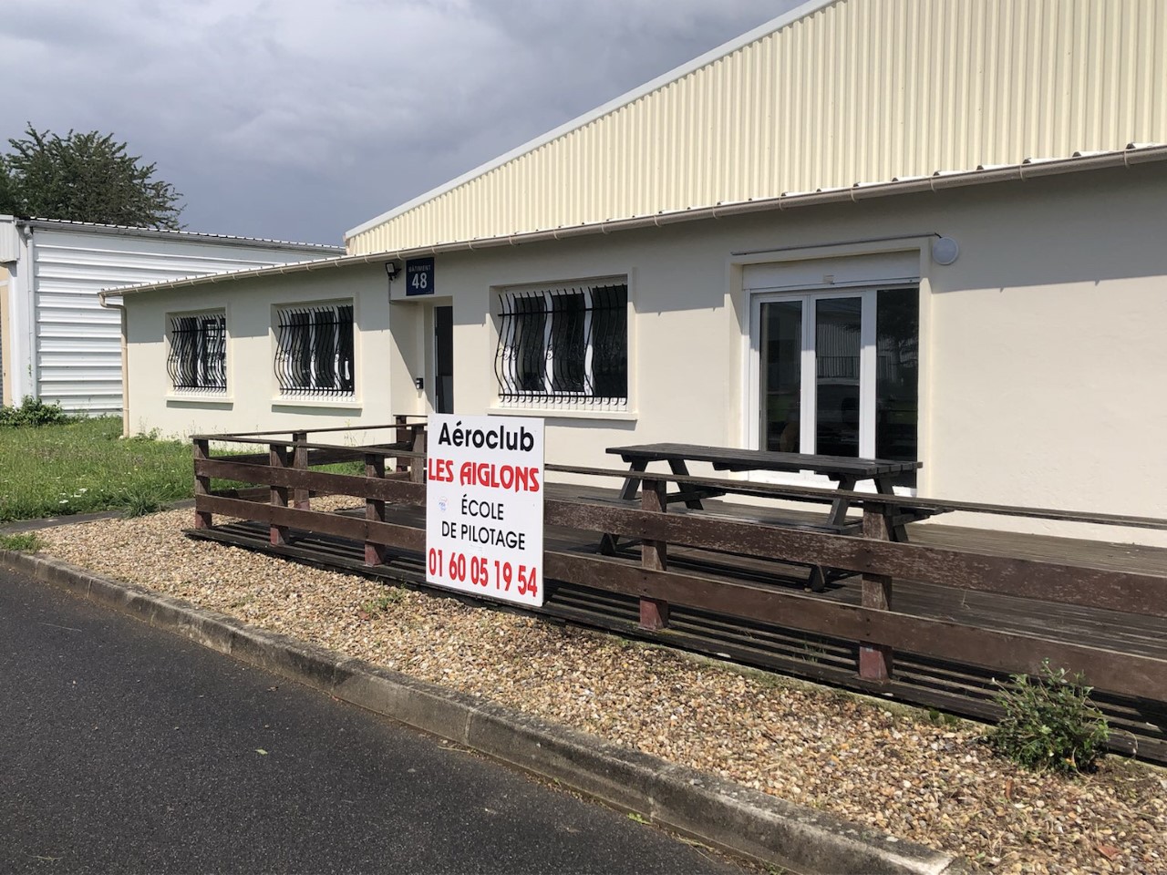 Les Aiglons clubhouse at Lognes airfield