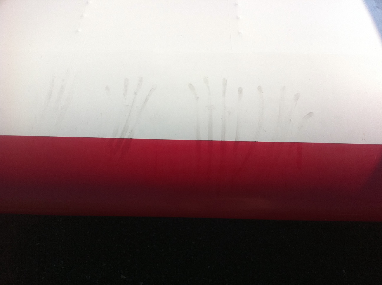 une brute dans le hangar