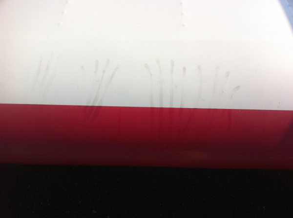 une brute dans le hangar