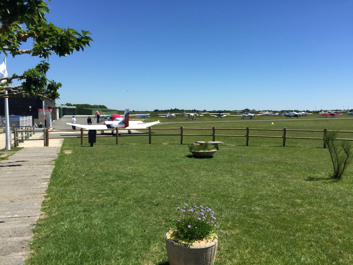Parking et piste en herbe